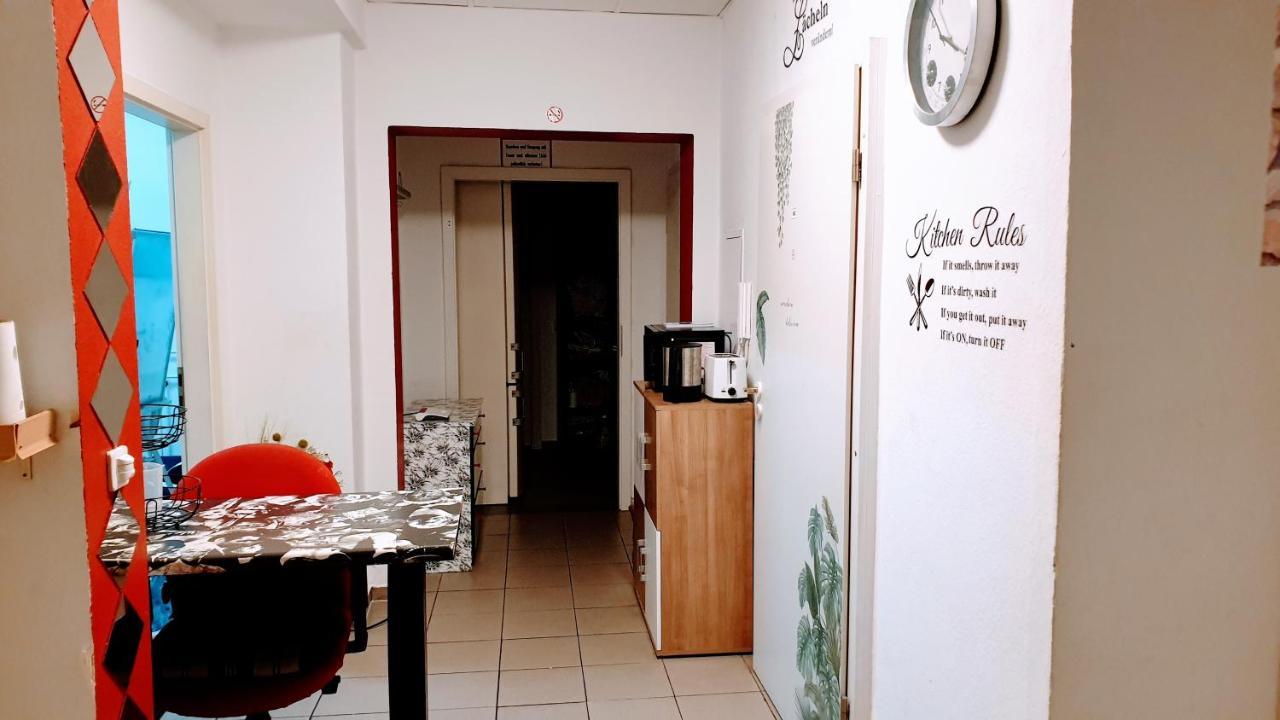 Room In City Center Halle With Shared Bathroom & Kitchen - Free Wifi, Netflix, Ipad & Ground Floor Buitenkant foto